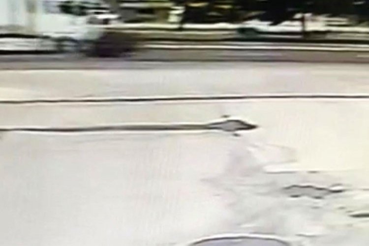 Niğde'de tırın &ccedil;arptığı otomobil metrelerce s&uuml;r&uuml;klendi