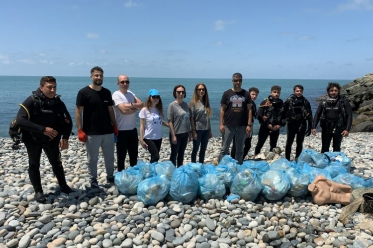 Rize'de &uuml;niversite &ouml;ğrencileri, denizden 150 kilo &ccedil;&ouml;p &ccedil;ıkardı