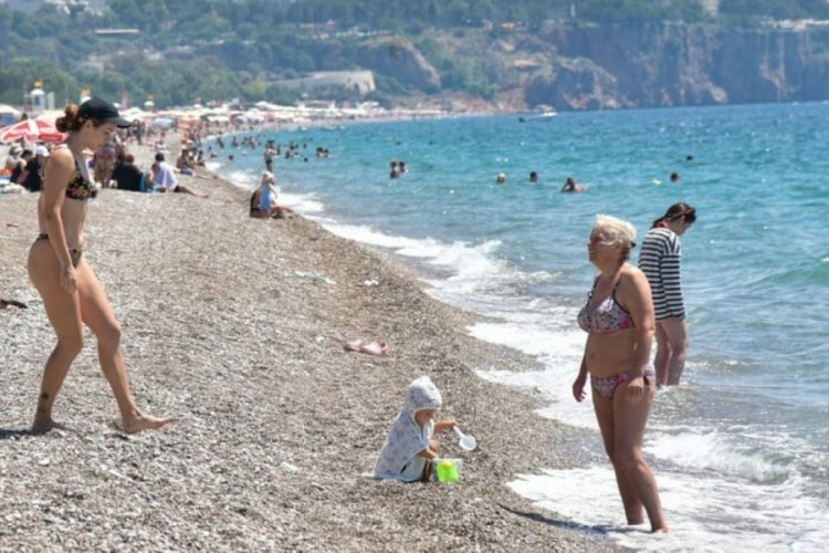 Havaların ısınmasıyla Antalya'da Konyaaltı Sahili doldu taştı
