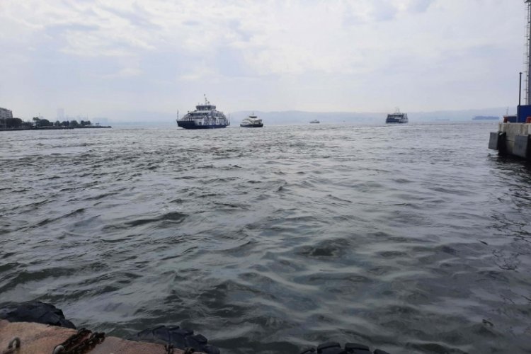 İzmir'de, arabalı vapur karaya oturdu