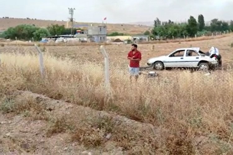 Gaziantep'te yoldan &ccedil;ıkan otomobil tarlaya u&ccedil;tu