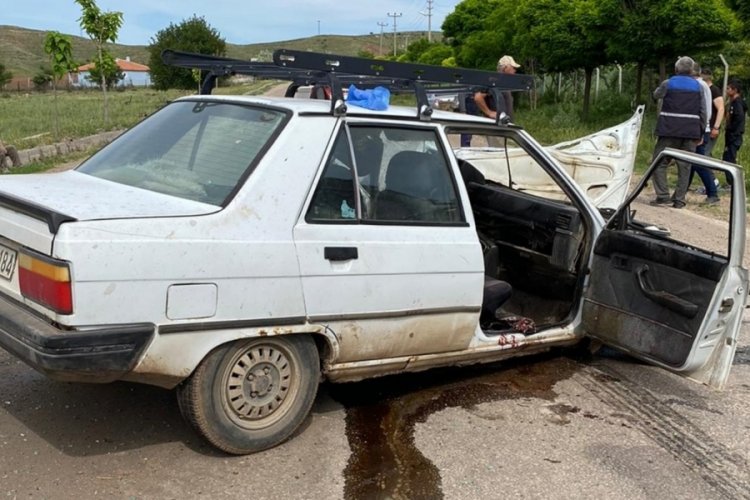 Kırıkkale'de tekeri kopan otomobil okul servisi ile &ccedil;arpıştı: 14 yaralı
