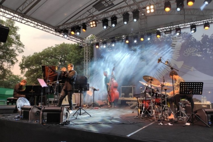 Nil&uuml;fer Caz Festivali t&uuml;m coşkusuyla başladı