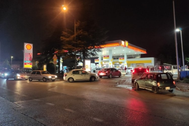 Bursa'da akaryakıta gelecek zam nedeniyle benzin istasyonlarında kuyruklar oluştu
