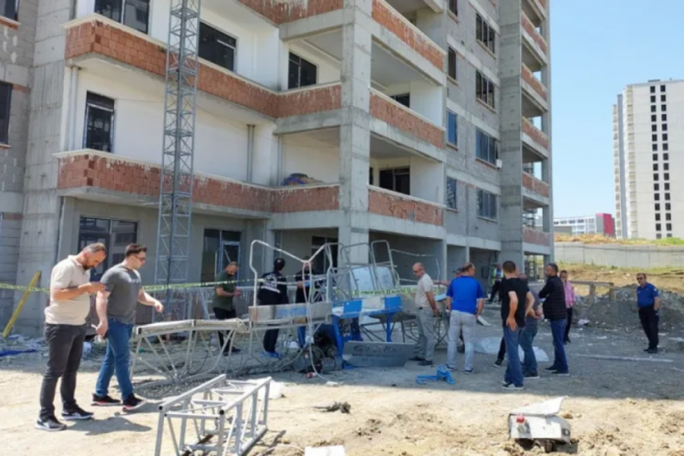 Samsun'da 22. kattan d&uuml;şen iş&ccedil;i hayatını kaybetti