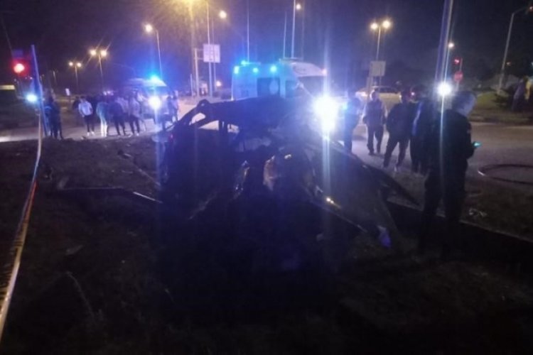 Yolcu otob&uuml;s&uuml; ile otomobil &ccedil;arpıştı: 2 &ouml;l&uuml;, 2 yaralı