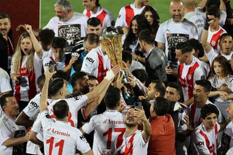 Kılı&ccedil;daroğlu S&uuml;per Lig'e y&uuml;kselen Pendikspor'u kutladı
