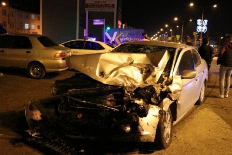 Erzurum'da kargo aracıyla otomobil &ccedil;arpıştı! 1'i ağır 6 kişi yaralandı