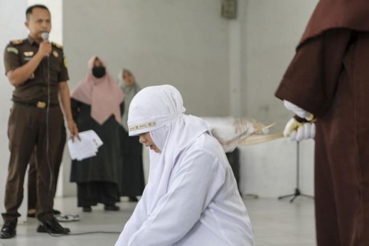 Endonezya'da &ouml;p&uuml;ş&uuml;rken yakalanan &ccedil;ifti kırba&ccedil;ladılar