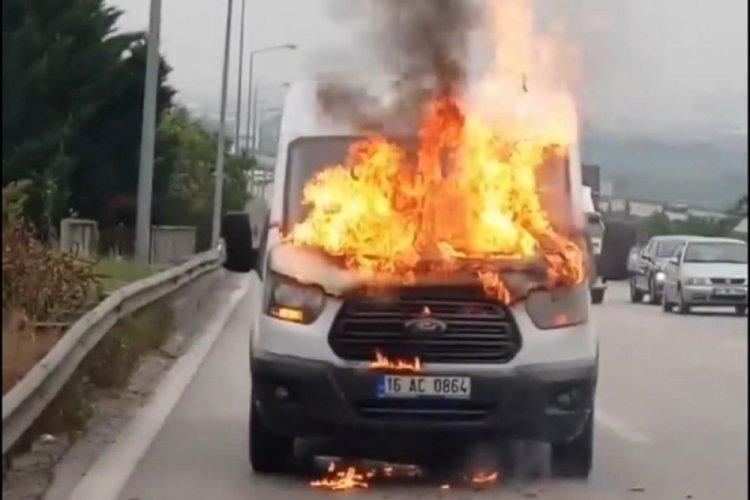 Bursa'da servis minib&uuml;s&uuml; seyir halindeyken alev alev yandı!