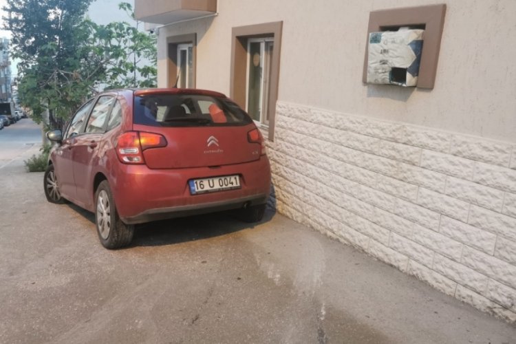 Bursa'da d&uuml;z duvara &ccedil;arptıktan sonra aracı bırakıp ka&ccedil;tılar