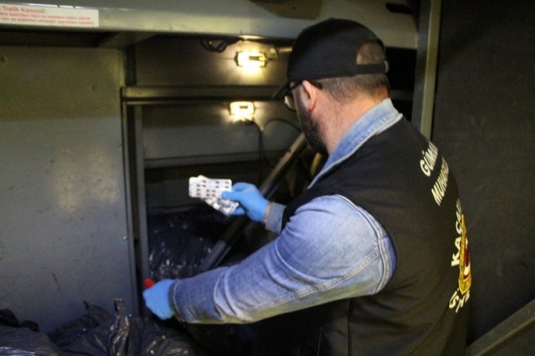 Kapıkule'de 1 milyon lira değerinde ka&ccedil;ak elektronik sigara, i&ccedil;ki ve ila&ccedil; ele ge&ccedil;irildi