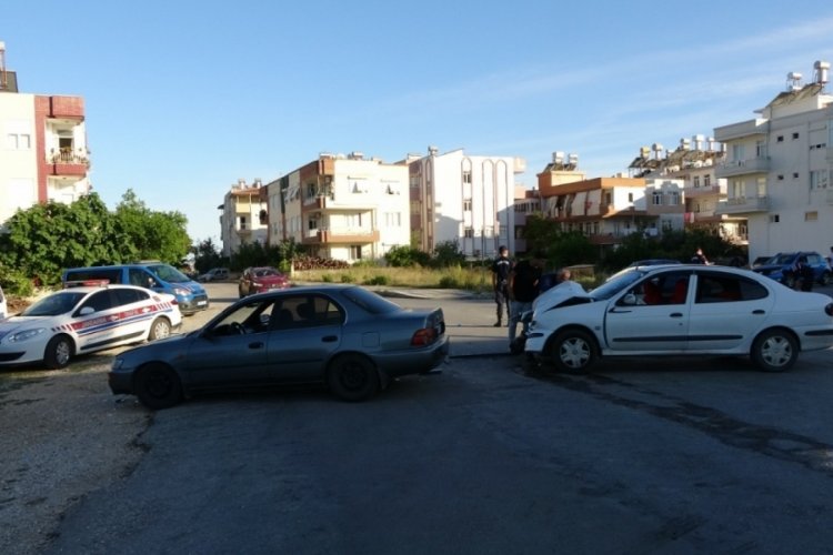 Antalya'da otomobiller kafa kafaya &ccedil;arpıştı! 8 yaralı