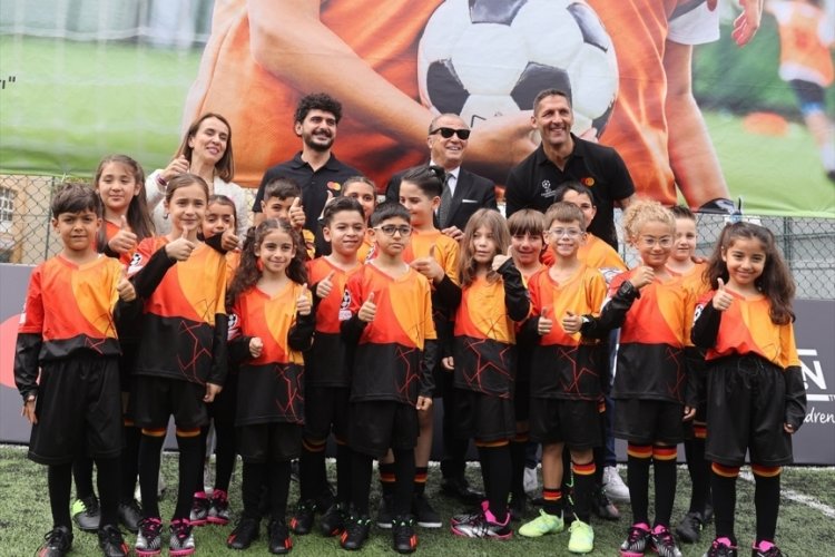 UEFA depremzede &ccedil;ocukları unutmadı