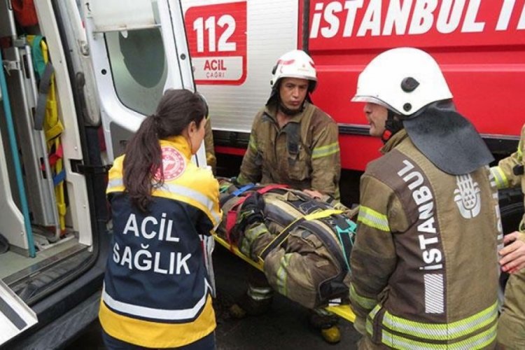 İstanbul'da yangına m&uuml;dahale eden itfaiye eri &ccedil;atıdan d&uuml;şt&uuml;!