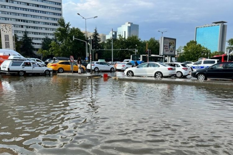 Ankara'da sağanak yağış! T&uuml;m izinler kaldırıldı