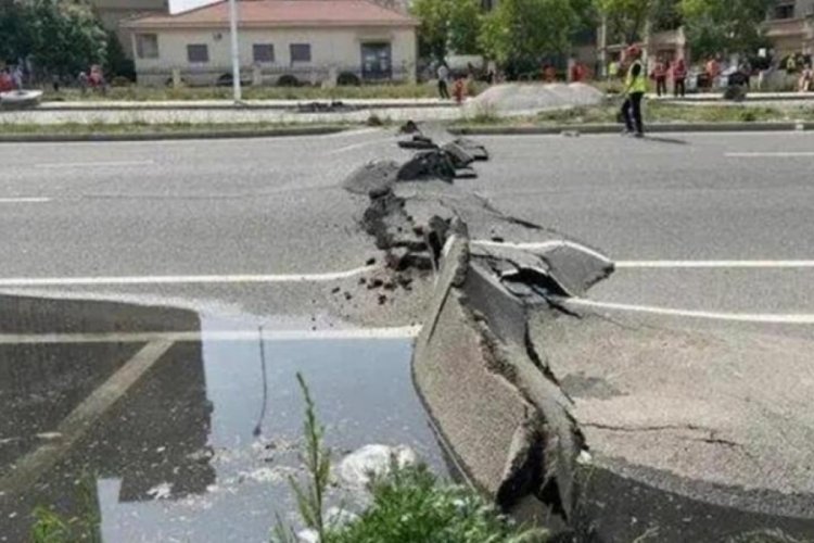 &Ccedil;in'de yollar yarıldı, binlerce kişi tahliye edildi