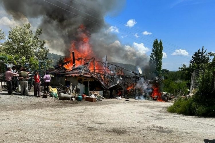 Burdur'da &ccedil;ıkan yangında ev kullanılamaz hale geldi