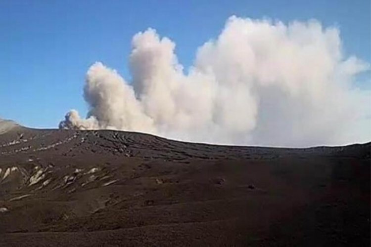 Endonezya'da Anak Krakatau yine patladı