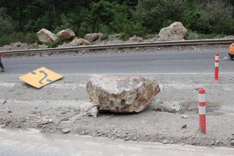 Bolu'daki heyelan nedeniyle Ankara istikameti trafiğe kapandı