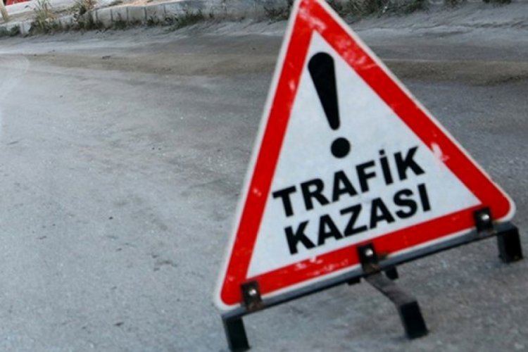 &Ccedil;anakkale'de otomobil direğe &ccedil;arptı! 3 yaralı