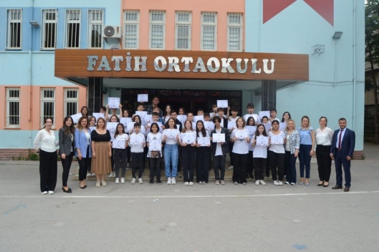 Bursa'da ortaokul &ouml;ğrencilerinden griye veda renklere merhaba sergisi