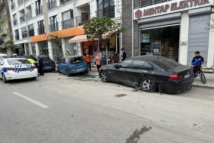Sara n&ouml;beti ge&ccedil;iren s&uuml;r&uuml;c&uuml; park halindeki ara&ccedil;lara &ccedil;arptı