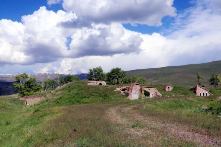 Erzurum'da Tafta Tabya defineciler tarafından talan edildi