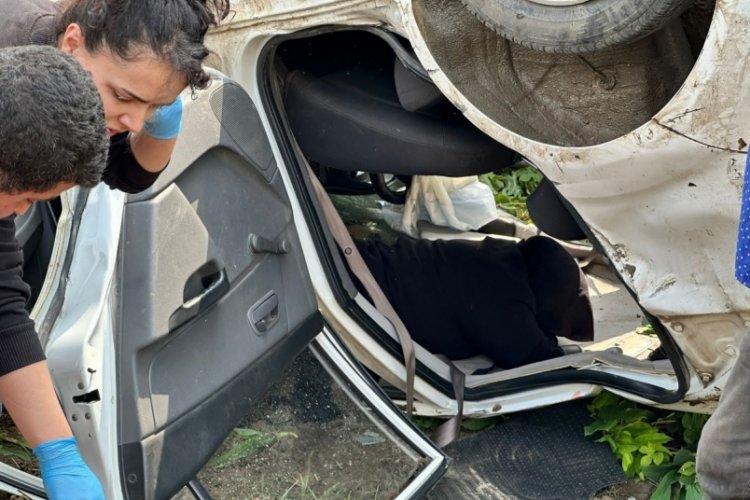 Sakarya D-100'de kontrolden &ccedil;ıkan otomobil takla attı: 3 yaralı