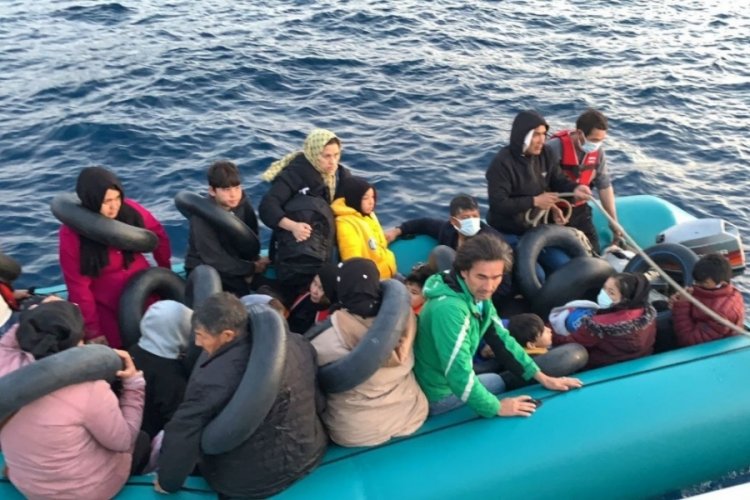 &Ccedil;anakkale a&ccedil;ıklarında  27 ka&ccedil;ak g&ouml;&ccedil;men kurtarıldı