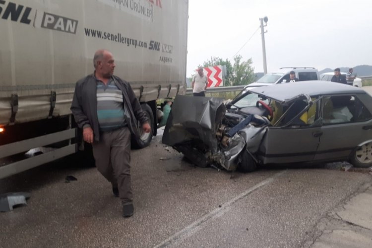Burdur'da kamyonet ile otomobil &ccedil;arpıştı