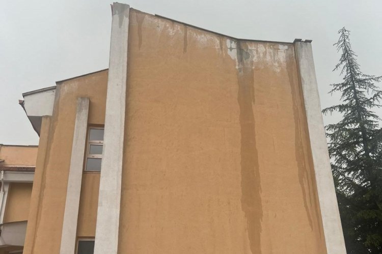 K&uuml;tahya'da hastane &ccedil;atısına d&uuml;şen yıldırım paniğe neden oldu