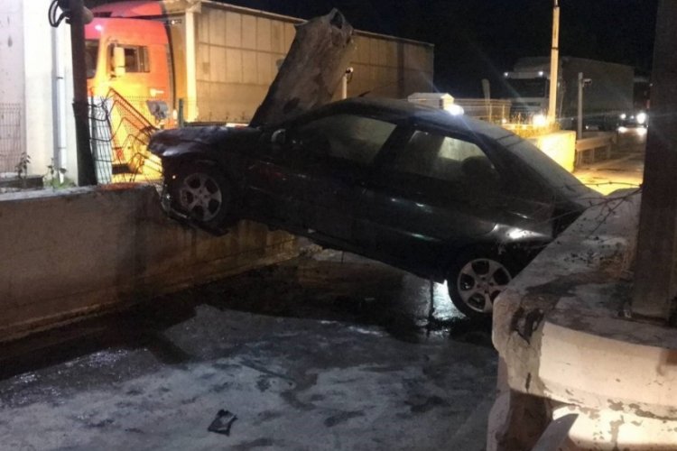 Edirne'de gişelere &ccedil;arpan alkol&uuml; s&uuml;r&uuml;c&uuml;n&uuml;n otomobili k&uuml;le d&ouml;nd&uuml;