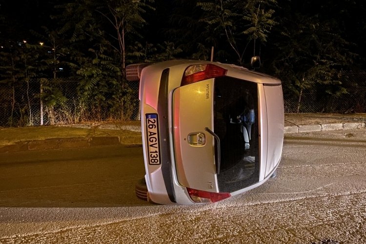 Kocaeli'nde kontrolden &ccedil;ıkan otomobil sokağın ortasına yan yattı