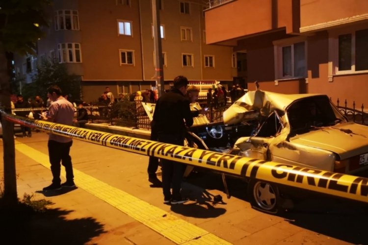 Erzurum'da direksiyon hakimiyetini kaybeden s&uuml;r&uuml;c&uuml; duvara &ccedil;arparak durabildi: 1 &ouml;l&uuml;