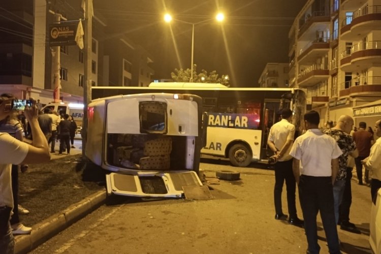 Batman'da belediye otob&uuml;s&uuml; ve minib&uuml;s &ccedil;arpıştı: &Ccedil;ok sayıda yaralı var