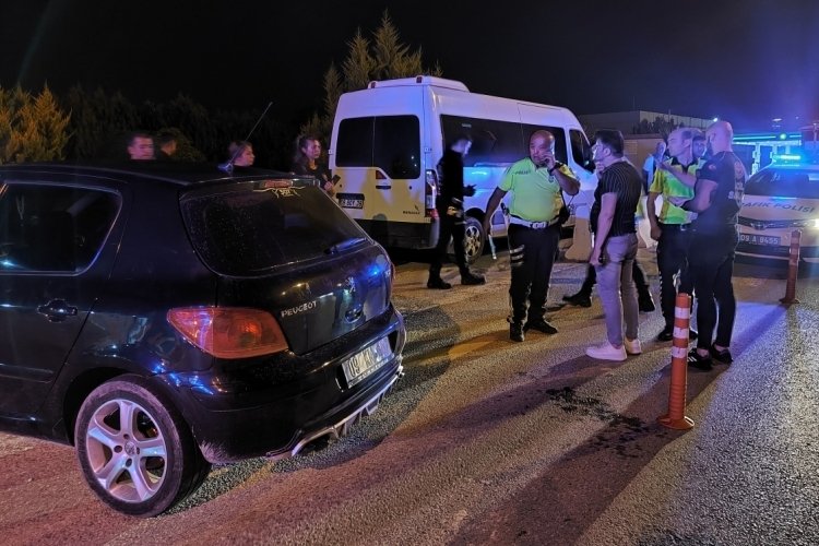 Aydın'da alkoll&uuml; s&uuml;r&uuml;c&uuml;n&uuml;n kullandığı otomobil, polis uygulama noktasında kaza yaptı