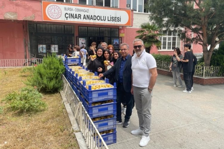 Bursalı iş insanı okullarda 20 ton meyve dağıttı