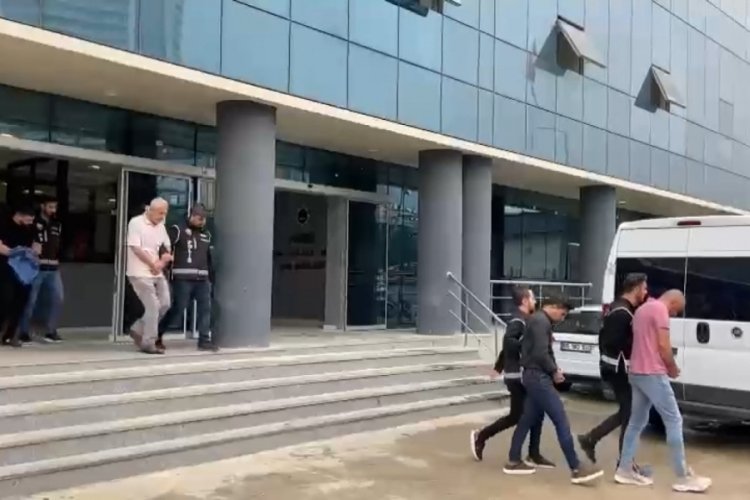 Bursa'da sahte kimlikle yedieminden aldıkları ara&ccedil;ları par&ccedil;alayıp sattılar!