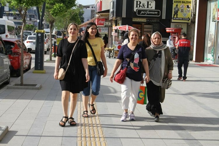 İranlı turistler Van'da şehrin turizmine can katıyor