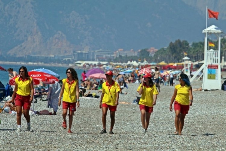 Antalya'da kadın cankurtaranlardan "yalancı &ccedil;oban" hatırlatması!