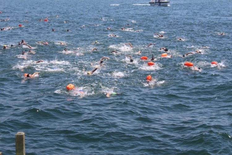 Kiraz Festivali'nde 5 kilometre y&uuml;zd&uuml;ler