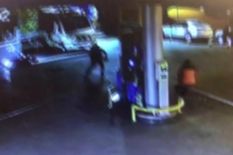 İstanbul''da gasp etmek istediği iş insanını başından vurdu