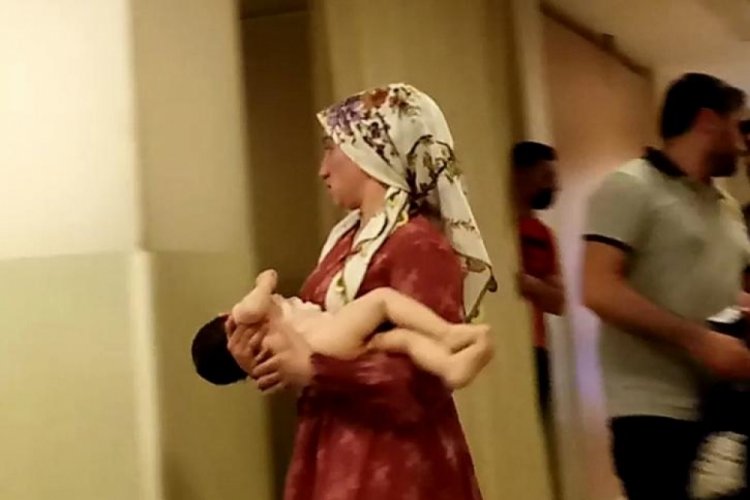 Bursa'da &uuml;zerine sıcak kakao d&ouml;k&uuml;len bebek yaralandı!