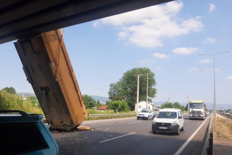 Bursa'da damperi &uuml;st ge&ccedil;ide &ccedil;arpan kamyon şarampole u&ccedil;tu!