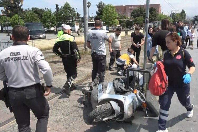 Raylardan ge&ccedil;en motosiklete tramvay &ccedil;arptı: 1 yaralı