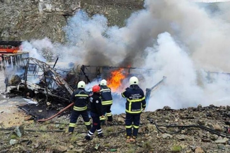 &Ccedil;arpışan TIR'lar alev aldı: 2 &ouml;l&uuml;