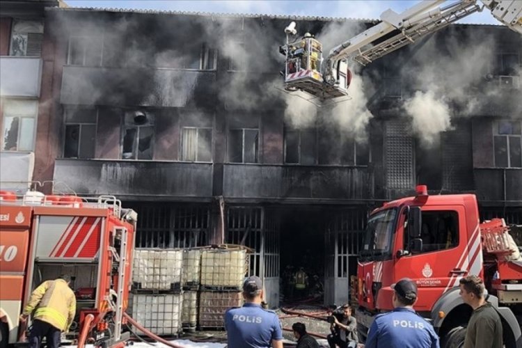İstanbul'da fabrikada &ccedil;ıkan yangına itfaiye ekipleri m&uuml;dahale ediyor