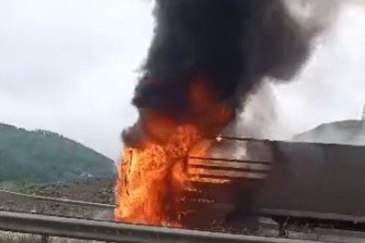 G&uuml;rcistan'a arpa taşıyan tır Samsun'da alev alev yandı!