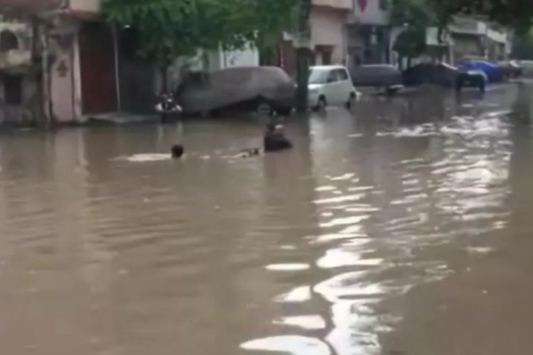 Pakistan'ı fırtına vurdu! &Ccedil;ok sayıda kişi &ouml;ld&uuml;
